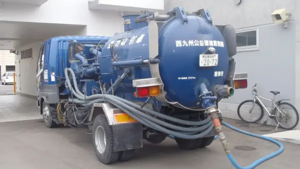 食品工場のグリストラップ清掃作業