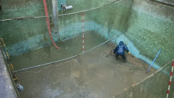 浄水場沈砂回収作業