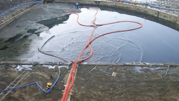 競艇場プール吐口沈澱池清掃